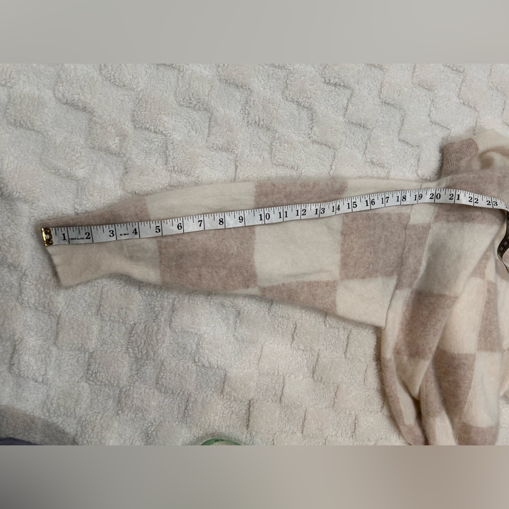 AQUA
CASHMERE  Neutral Checkered Crew Neck Sweater - Picture 6 of 9